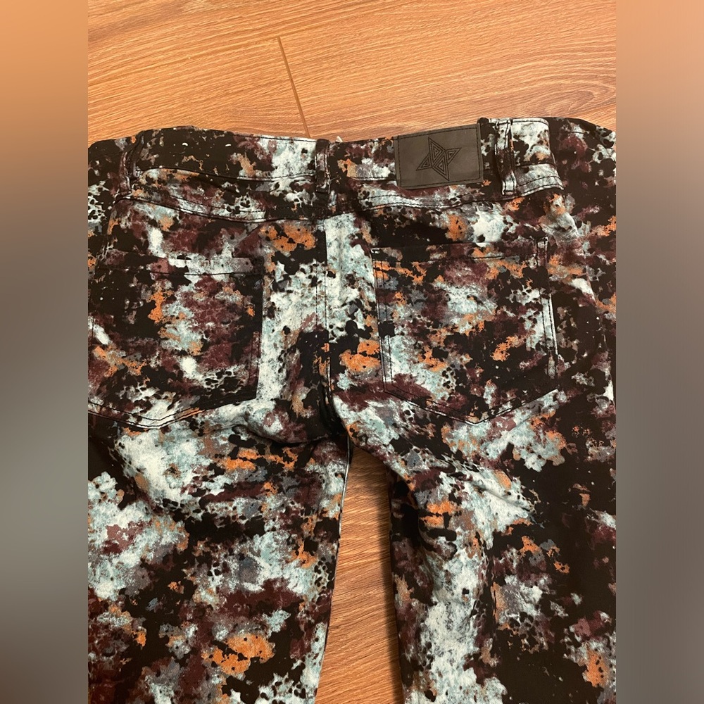 Floral skinny pants, not very elastic, never used